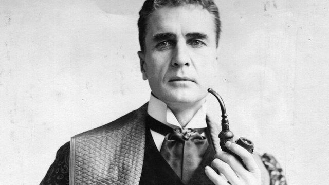 Sherlock holmes gillette chose the pipe and deerstalker because they could be seen easily in the theater